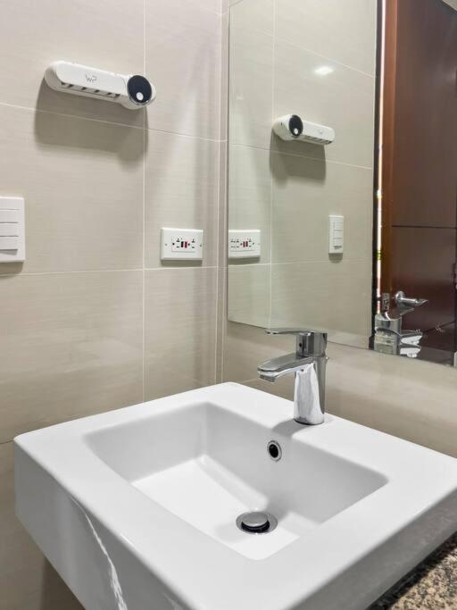 One Uptown Residences Bgc Тагуиг Екстериор снимка