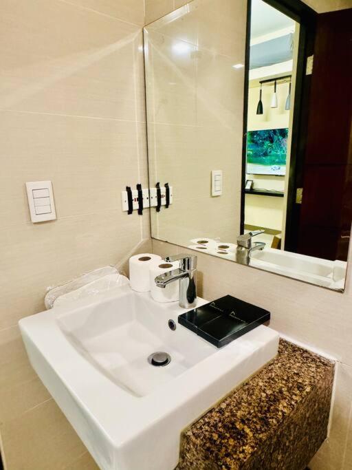 One Uptown Residences Bgc Тагуиг Екстериор снимка