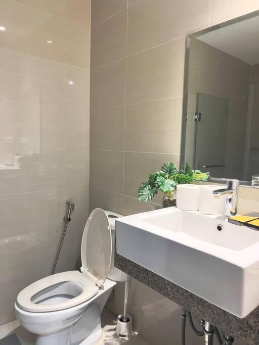 One Uptown Residences Bgc Тагуиг Екстериор снимка